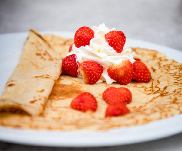 Pannenkoek met aardbeien en slagroom bij fieret's ocean buffetrestaurant Sluis